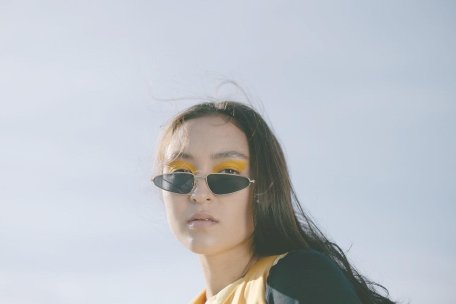 Strumenti di makeup professionale disposti con cura